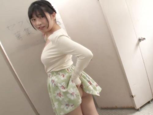 「わたしのおまんこ､､試してみる？？」公衆トイレにくそ変態オンナ参上ｗｗｗｗスカートたくし上げ卑猥ワレメで誘ってくるぞ！
