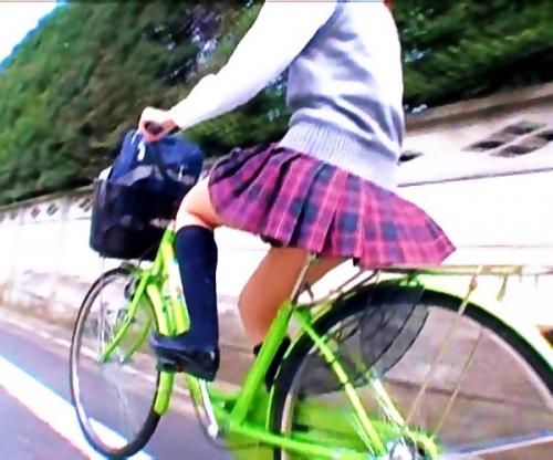 「そんあに見られたら興奮しちゃう､､､♡」ミニスカ自転車エロ尻丸見えｗｗｗｗロリＪＫとエロハプニング最高すぎるｗｗｗｗ