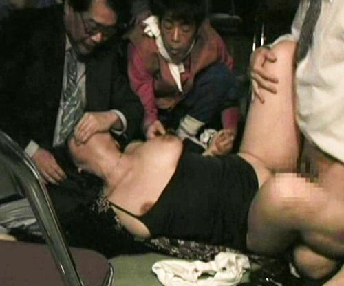 中出しされ続ける熟女　ながえスタイルが贈る！映画館で巨乳熟妻が鬼畜たちに輪姦レイプされまくる話