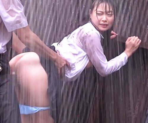 「いやぁッ！ヤメてよぉッッ！！」鬼ロリＪＫが突然の豪雨でびしょ濡れ！透けるボディラインに発情する鬼畜オヤジの凌辱タイム！