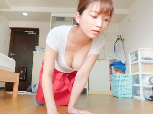 無防備谷間からのぞく美爆乳まじ勃起だわｗｗｗｗｗ豊満エロ乳ゆらして家事するおばさんは糞野郎に強姦されても当然だなｗｗｗｗ