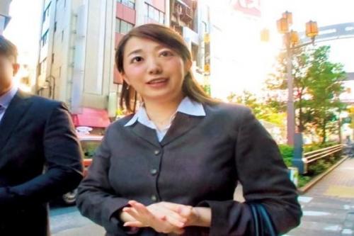 美人女上司と絶倫童貞男がラブホに閉じ込め筆おろしにチャレンジ！！びっくりデカマラに肉欲が疼く！！