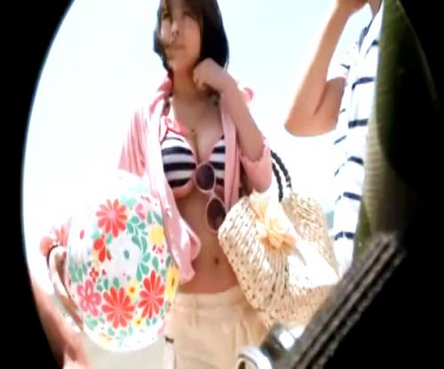 海の家でみつけた水着美女にイタズラ仕掛けてやれば熱くなるマンコにビキニずらして肉棒ぶっこみ！！