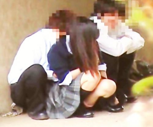 河原で本能のままに野外ハメされる女子高生！鬼サカる同級生チンポどもの性欲の餌食映像を隠し撮りｗｗｗ
