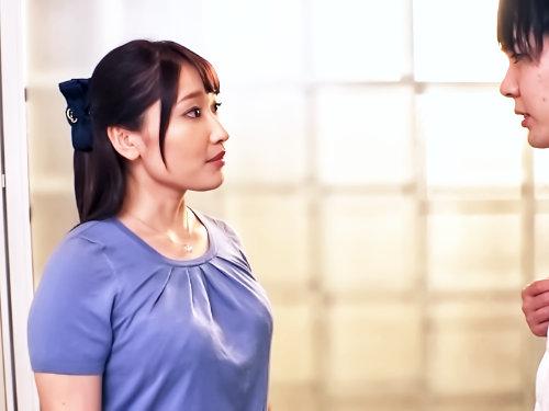 親友の母親の色気ハンパねぇｗｗｗｗｗ官能すぎる美魔女主婦が若者チンコにトチ狂って背徳しまくりだぜ！！豊満美乳＆フェラ抜き