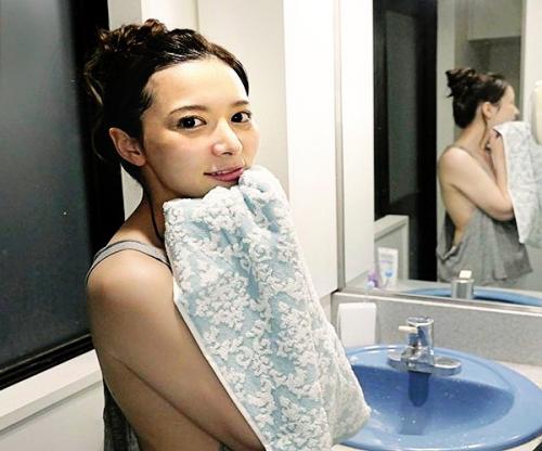 「今日だけ､､､これっきりだけだよ♡」憧れ女先輩の無防備姿！美乳ポロリ！無景観パンチラ！クズ勃起する肉棒は暴走確定ｗｗｗ