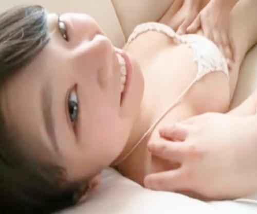 あどけない少女ルックスに悩殺エロボディ！勃起必至の美少女が過激すぎる挑発ポーズで激シコ確定！！
