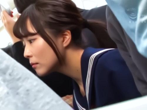清純セーラー女子高生は間違いなくトラウマ確定？！「誰も助けてくれないｗｗｗ」満員電車で超鬼畜…集団痴漢のターゲット