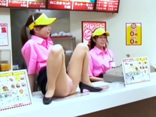 こんなファーストフード店あったらアカンやろ？！「Ｍ字開脚で接客ｗｗｗ」お客様には美巨乳を使ってで特別サービス♡