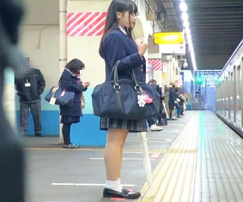 逃げられない満員電車で凌辱タイムｗｗｗｗｗロリ少女を取り囲みガチレイプ！怯える無毛まんこに特濃射精ｗｗｗｗｗ