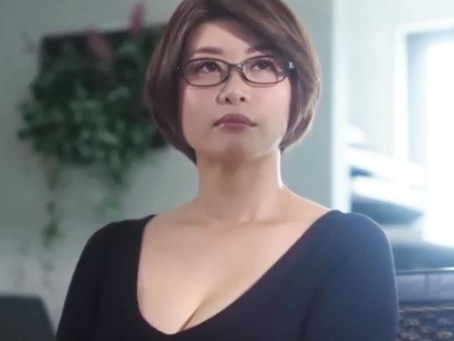 知的な美人巨乳妻が沼っちまった腰使い？！「美爆乳クソエロなｗｗｗ」豊満乳な熟妻…エンドレス連続中出しで痙攣絶頂アクメｗ