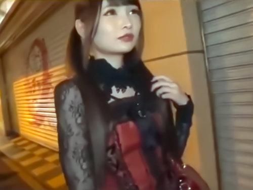 夜の街を徘徊するゴスロリ素人娘は過激なドＳ変態？！「男はペットだから♡」汗ビショで細身のカラダをくねらせ中出し絶叫ｗ