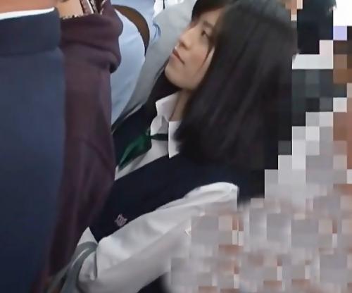 やめてくださいっっ！満員電車で執拗なクリイジリに屈辱イキする女子高生！電車を降ろされ車の陰でハメられるぅ！！