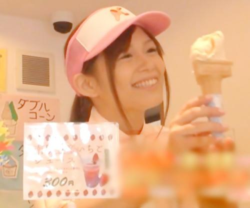 これはアカンやろｗ笑顔で接客する神カワバイト娘はカウンター内ではイタズラされまくり！我慢できません！挿れてください♡