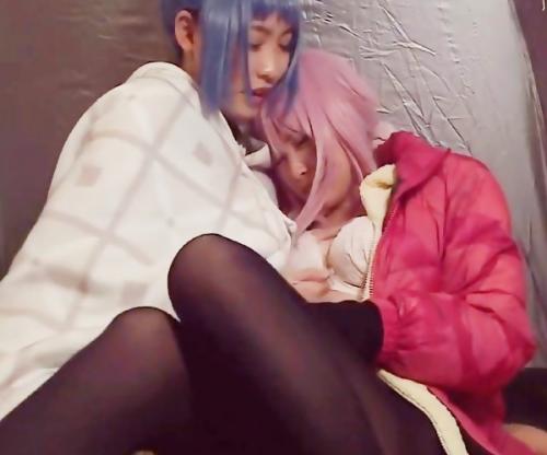くっついてたら興奮してきちゃった､､､♡コスプレ少女ふたり！テントの中でレズ行為に超発情！オスを招いて中出し乱交ｗｗｗ