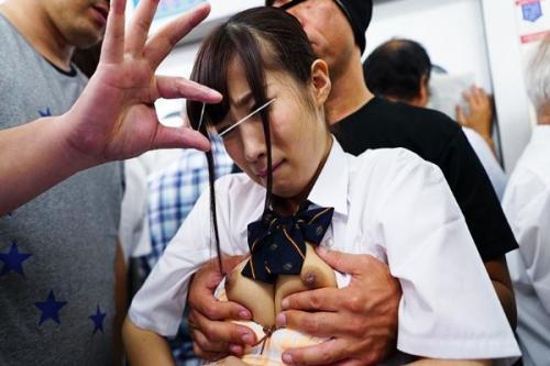 おいおいっ！びしょ濡れじゃえかっ！！制服美少女が満員電車で鬼畜に取り囲まれて体中をイジられまくって涙目イキ！！