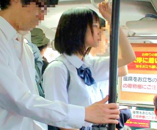 バスの後部座席で女子高生が外道の餌食に！恐怖で声も出せない美少女が無慈悲な強姦で鳴きまくるｗｗｗ