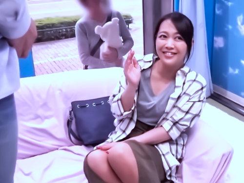 ほんとに外から見えてないですか･･･？！マジミラ外には旦那の姿！！お悩みチンポの相談相手のはずが挿入されちゃう新米ママ♡