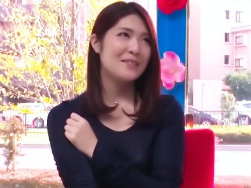 デート中にMM号で休憩しちゃったらアカン？！「窓の外に彼氏ｗｗｗ」人生初のマシンバイブに膣奥までかき回されたらNTR確定