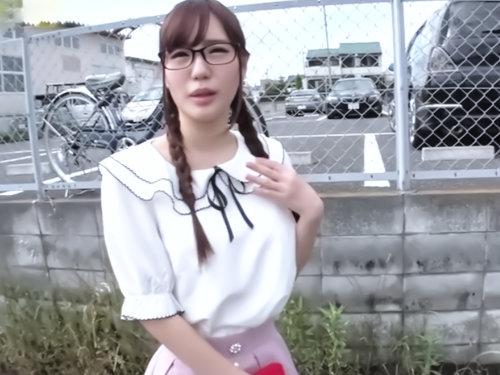 奥さん！ホントはナンパ待ってたんでしょ？ｗｗｗ内気奥手なフリして脱げば超ド級！かわいい新妻が爆乳披露のゲス浮気♡