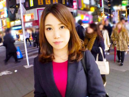 仕事帰りで捕獲されるOLお姉さん！最近ご無沙汰なんで簡単にホテインして久しぶりペニス舐めしゃぶり！マンコ濡らしてズボズボ