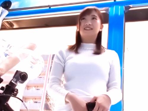 こんな自転車乗れってヤバいでしょ？！「ナンパされたナスバディ奥さんｗｗｗ」不貞サドルで大量イキ潮⇒浮気チンチン絶頂NTR