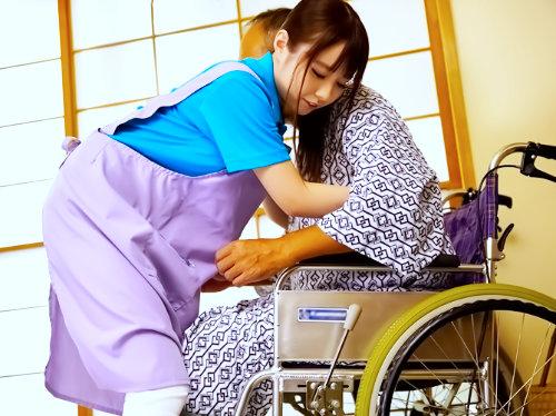 スケベ老人のベロベロ舐め調教に”声我慢”ワレメ限界ｗｗｗｗｗｗ人妻介護士はチンチン挿入を拒めないNTR堕ち♡