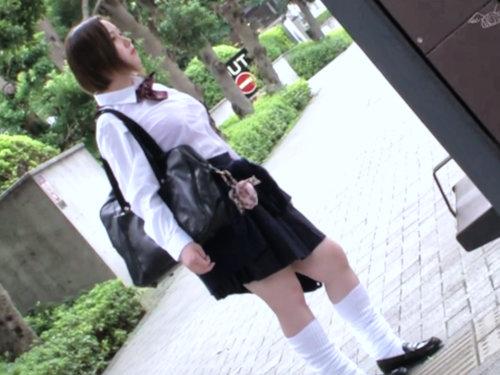 このＪＫ､まだ10代なのにやべぇなｗｗｗ通学バスでおっぱい凌辱されて超赤面！イヤなのにマンコぐっちょり愛液まみれ爆乳娘♡