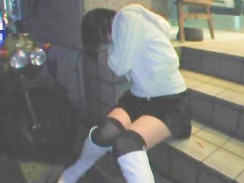 「お嬢ちゃん､､大丈夫？ｗｗｗｗ」路上で酔っぱらって爆睡ギャルはくそ確定！！トイレ拉致で生チンチンお仕置きしてやったぜ！