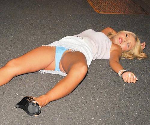 おいおいｗマジかｗｗｗ股間おっぴろげで路上泥酔する馬鹿ギャル！ホテルに連行されて中出し強姦されても文句なしｗｗｗ