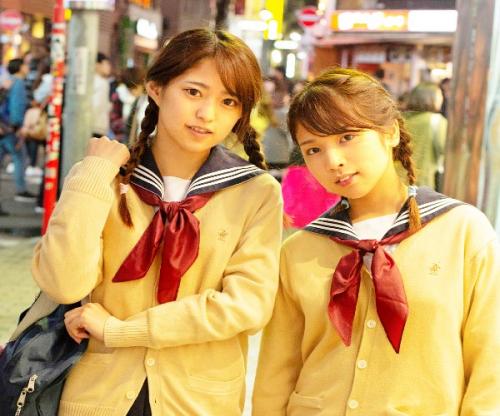 「いやッ！超キモイんだけどぉーーー！」生意気な制服ギャルふたり！酒を飲まされ酩酊調教！犯罪すぎる逆３Ｐ無理ハメｗｗｗｗｗ