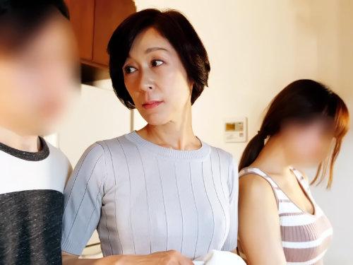 娘旦那に迫られて秒速で股間が濡れちゃう？！「娘に悪いから・・・♡」娘のそばで禁断アクメ…発情する五十路美熟女の不倫エッチ