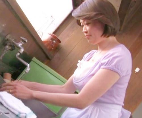 母さんのおまんこ､､クソ締まるｗｗｗ実母のボディに超発情するクズ息子！強引に迫られ欲求不満マンコはホンキで拒めないｗｗｗ