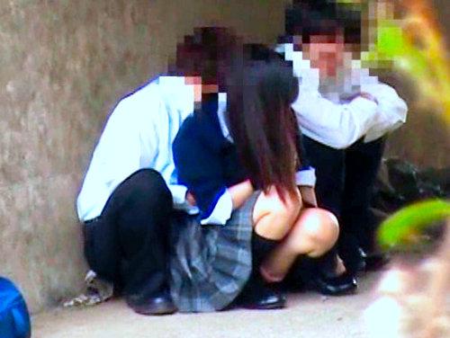 誰もいないと思ってるけどバッチリ盗撮？！「我慢できない女子高生ｗｗｗ」可愛い女の子が青姦3P…中出しさせている野外SEX