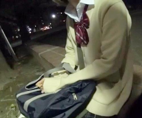 これは鬼畜ＭＡＸ！夜中徘徊する女子高生発見⇒自宅持ち帰ってツレ呼んで中出し３Ｐしたったｗ