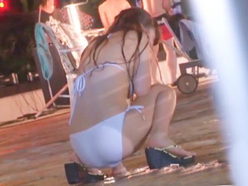いやあっ！やめてぇぇっ！！美爆乳なビキニビッチが屋外プールでケダモノ痴漢のターゲットに！所かまわず凌辱三昧に号泣絶頂ｗ