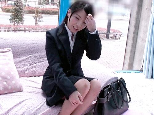 新卒社会人のOLさんがギンギン肉棒にドキドキ膣キュンｗｗ「わたしが初めてですか？」悩める童貞君におまんこ解放しちゃうぜ！