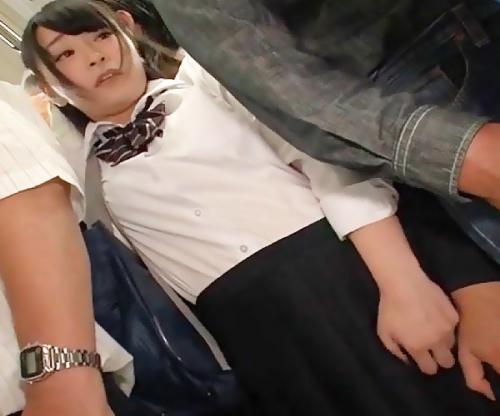 アソコが疼いちゃう､､､♡満員電車での変態行為！痴漢されてる女子高生に超発情する巨乳ＯＬは途中下車してｗｗｗ