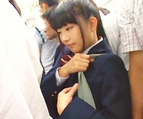 こんなこと､､許して､､､神かわいい黒髪ＪＫの下着を剥いで凌辱タイムｗｗｗ逃げられない電車でケダモノ行為！マジ胸糞ｗｗｗ
