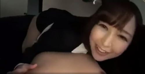 篠田ゆう　タイトスーツにもりもりおっぱいＯＬが車内でこっそり挑発！契約交換でエロボディにタダ乗り！！