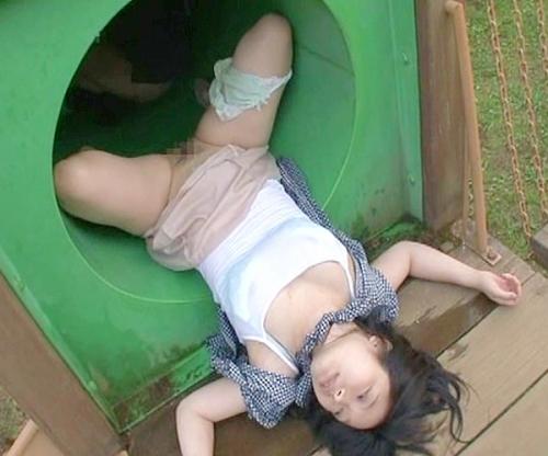 お嬢ちゃん可愛いねぇｗｗｗ公園での胸糞映像！無邪気な巨乳少女が外道の標的にされて問答無用の強制交尾の餌食にｗｗｗ