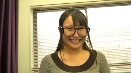 ブス＊メガネ人妻　地味でちょいぽちゃ！顔も体もＢ級奥さんをカメラの前で裸にひん剥いて辱めると・・・