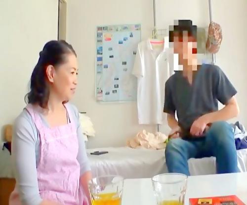 そこ､､､だめよぅ､､､♡お人好しのおばさんが若者チンポを母性奉仕！激ハメ中出し絶頂しまくる不貞妻ｗｗｗ