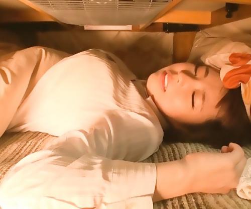 嘘だろっ！コタツの中では無防備すぎる女子高生の股間にちょっとイタズラ！抵抗するけどワレメなぞればスケベ汁があふれ出すww