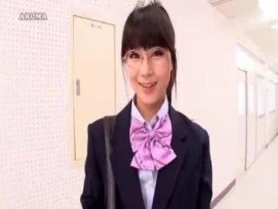 ヤバいやつ！メガネ優等生の女子高生がいろんなパンチラでチンポを挑発してくる！愛音まひろ