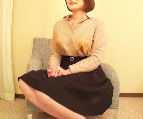 ゴムなんて外してよぅ､､､♡神乳でっけーーー！デカ乳バインバイン震わせ浮気ピストンに鳴きまくる爆乳妻ｗｗｗ