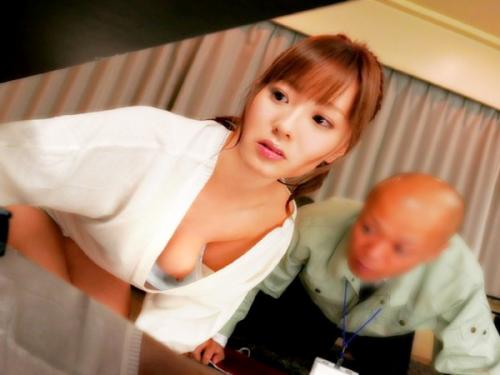 「そんなつもりじゃないのにぃ～～！！」ゆるゆるシャツから神乳ポロリｗｗｗｗ柔らか乳房揉みまくり腰振りラッキースケベだぜ！