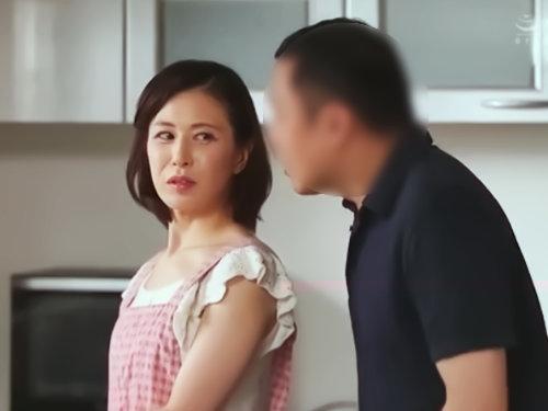 美人清楚妻は性欲に狂ったクズたちのザーメン処理係？！「おばさんのマンコ超やべぇ♪」息子の下宿先でひたすら犯されて・・・