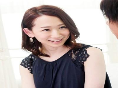 水戸かな『SSS級のガチ人妻キターーー！！』美人過ぎる奥さま初撮りで他人棒相手に乱れイキ！！