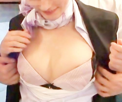 制服の中身は神乳！マジすげぇｗｗｗフライト帰りの現役ＣＡ！ナンパ師の口車にのせられ恥じらいながら変態行為ｗ